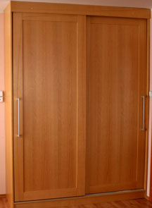 Skříň s posuvnými dveřmi