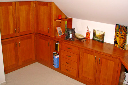 Sříňky a pracovní stolek v ložnici