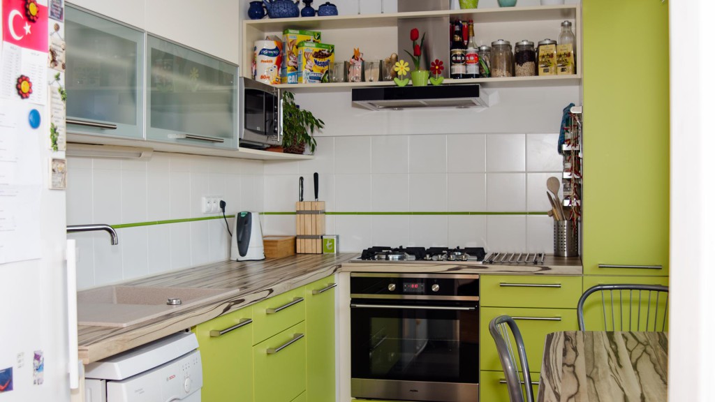 Kuchyň zelená, pracovní deska oliva