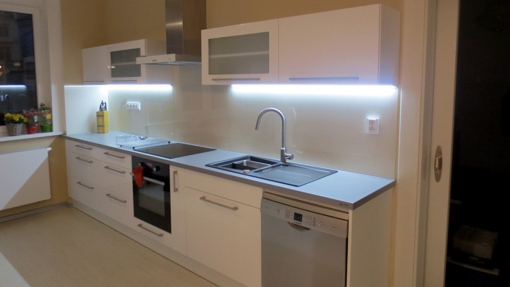 Bílá kuchyň s podsvícením a nízkými horními skříňkami