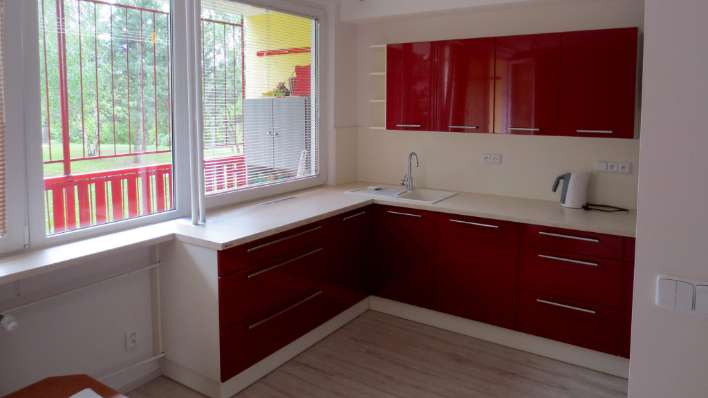 Červeno bílá kuchyň s topením pod oknem