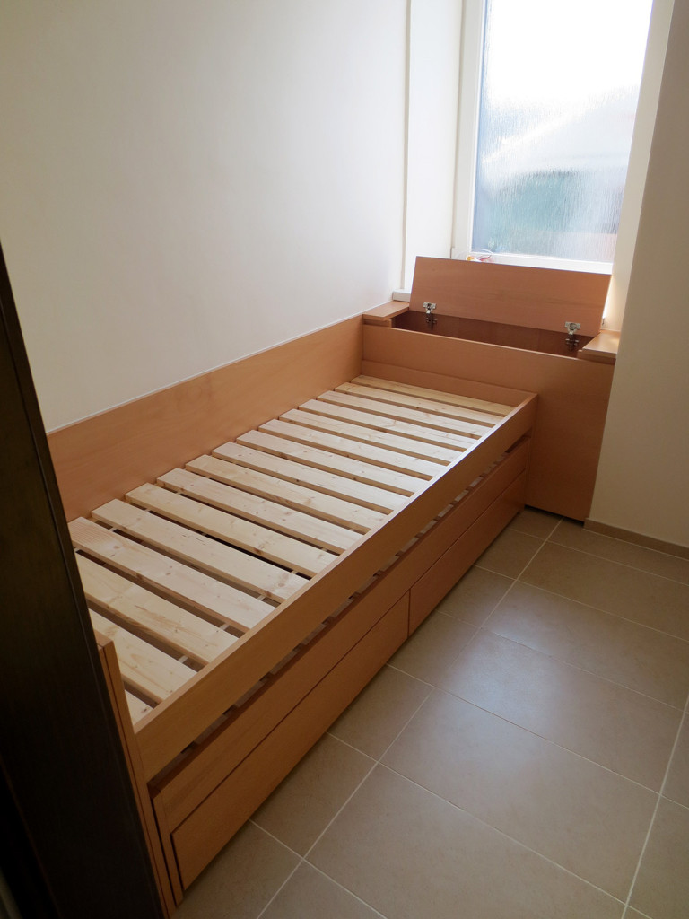 Buková postel s výsuvnou matrací pro hosta a úložným prostorem