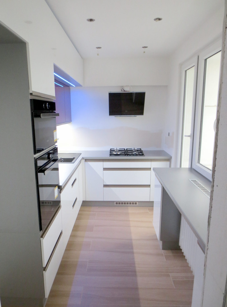 Kuchyň ke stropu v kombinaci bílé, bordó a šedé