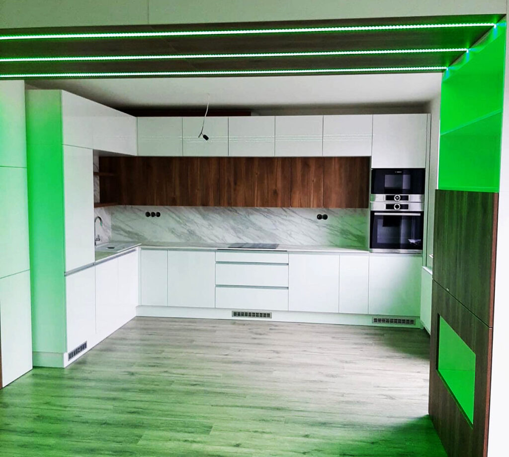 Kuchyň na kterou navazuje dekorativně podsvícený obývací prostor