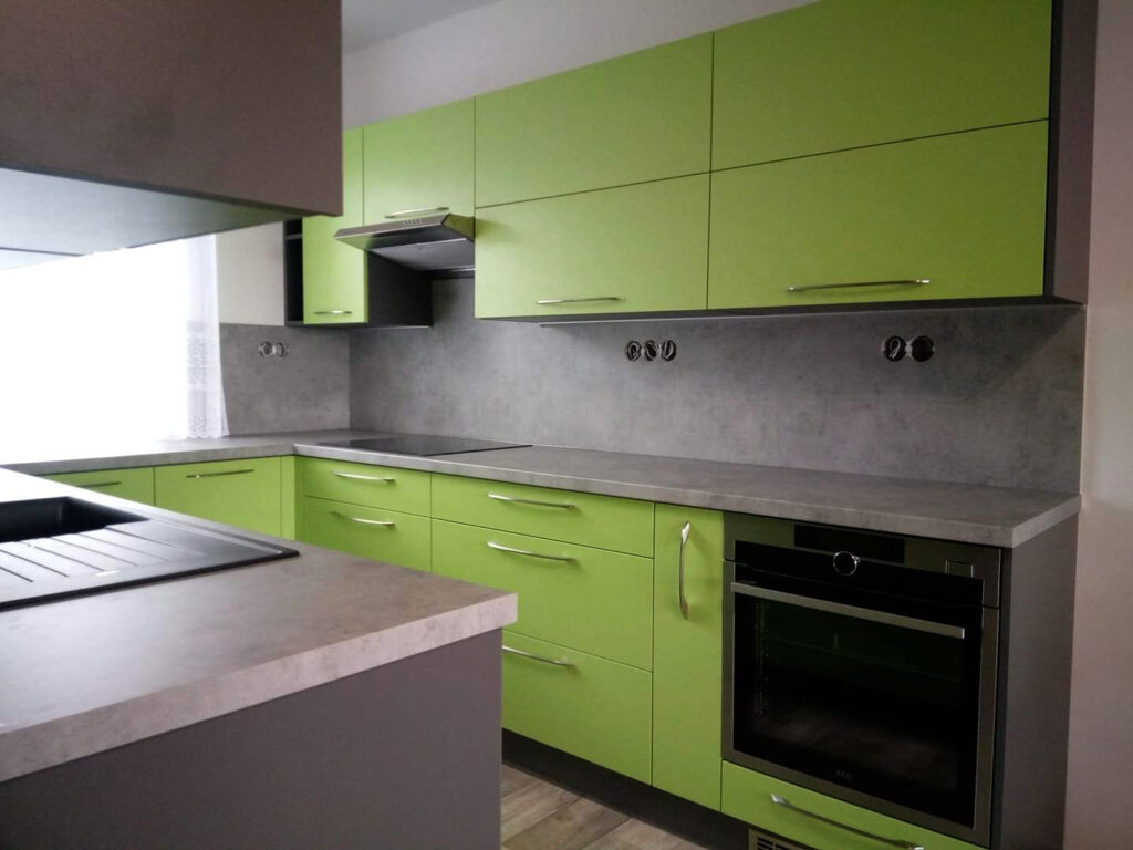 Kuchyň v zeleno-šedé kombinaci