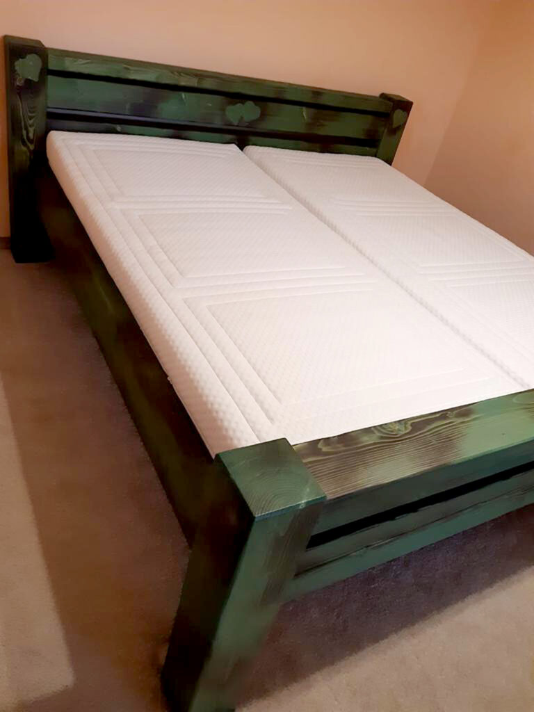 Zelená postel se srdíčky